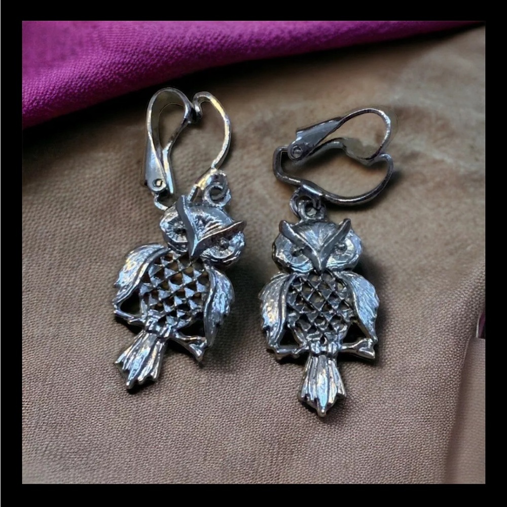 Adorable Vintage Owl Shaped Silver Tone Metal Dangle Clip On Earrings